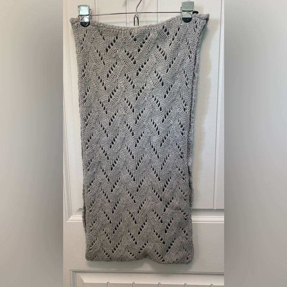 Banana Republic Factory grey chunky mixed stitch scarf. Made of 100% acrylic.